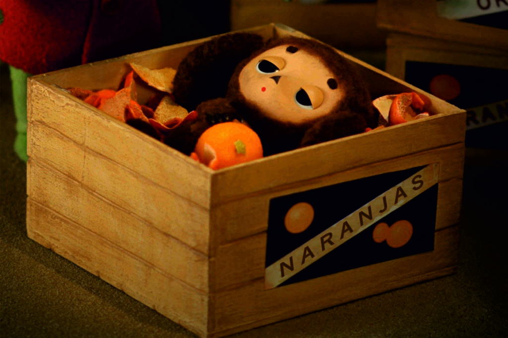 Peluche de Cheburashka en caja de naranjas