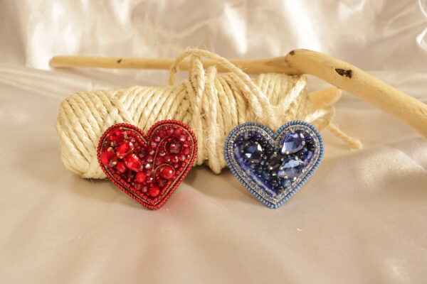 Broches en forma de corazon rojo y azul