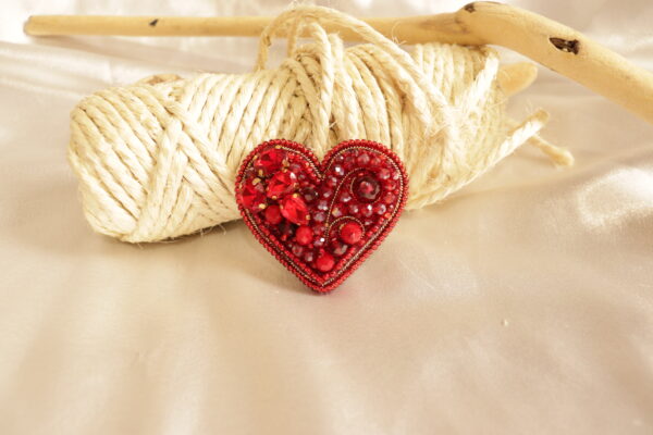 Broche corazon rojo