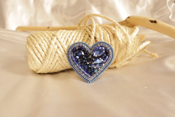 Broche corazon azul oscuro