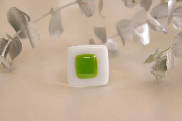 Anillo de vidrio de color blanco y verde