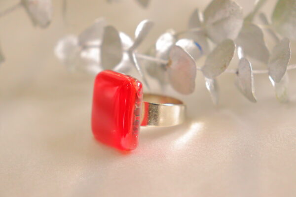 Anillo de vidrio color rojo