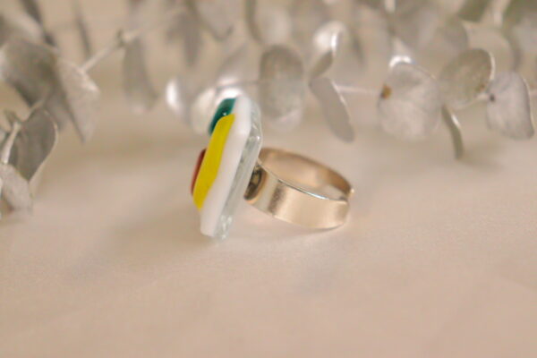 Anillo de vidrio de diferentes colores