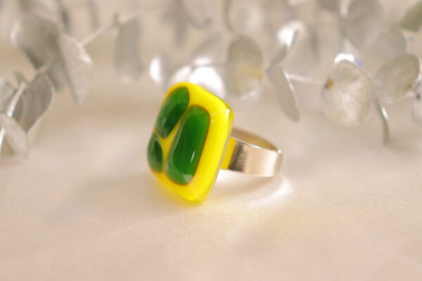 Anillo de vidrio verde y amarillo