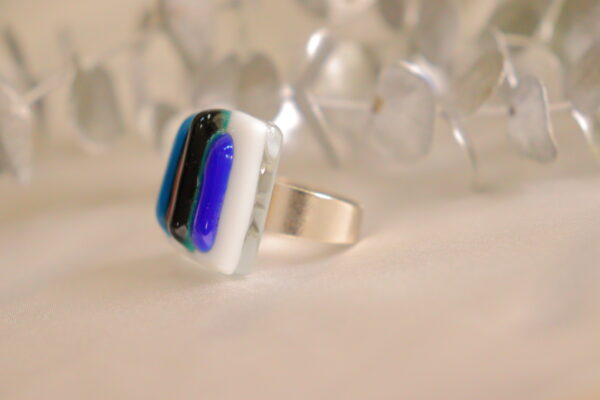 Anillo de vidrio color blanco con lineas