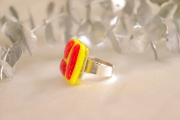 Anillo de vidrio amarillo y rojo