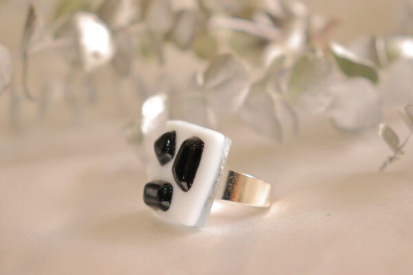 Anillo de vidrio color blanco y negro