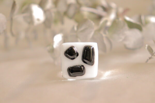 Anillo color blanco y negro