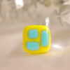 Anillo de vidrio color amarillo y azul