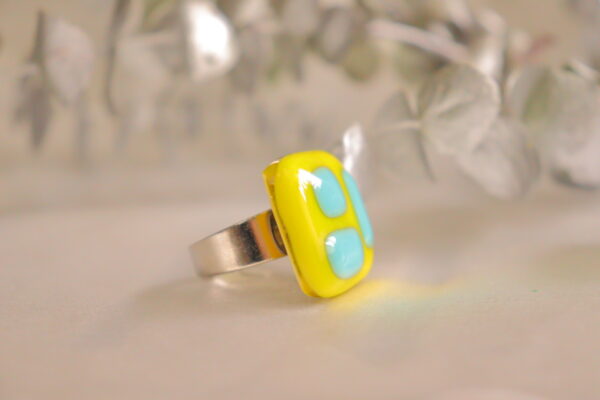 Anillo color amarillo y azul