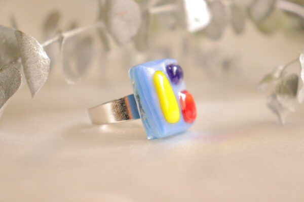 Anillo de vidrio de diferentes colores