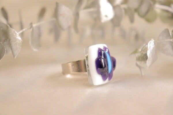 Anillo de vidrio La flor morado