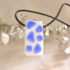 Collar de vidrio color blanco y azul