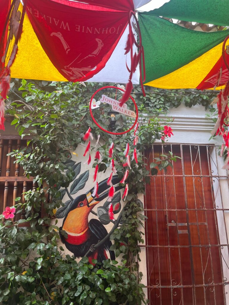 Atrapasueños con el logo de Johnnie Walker