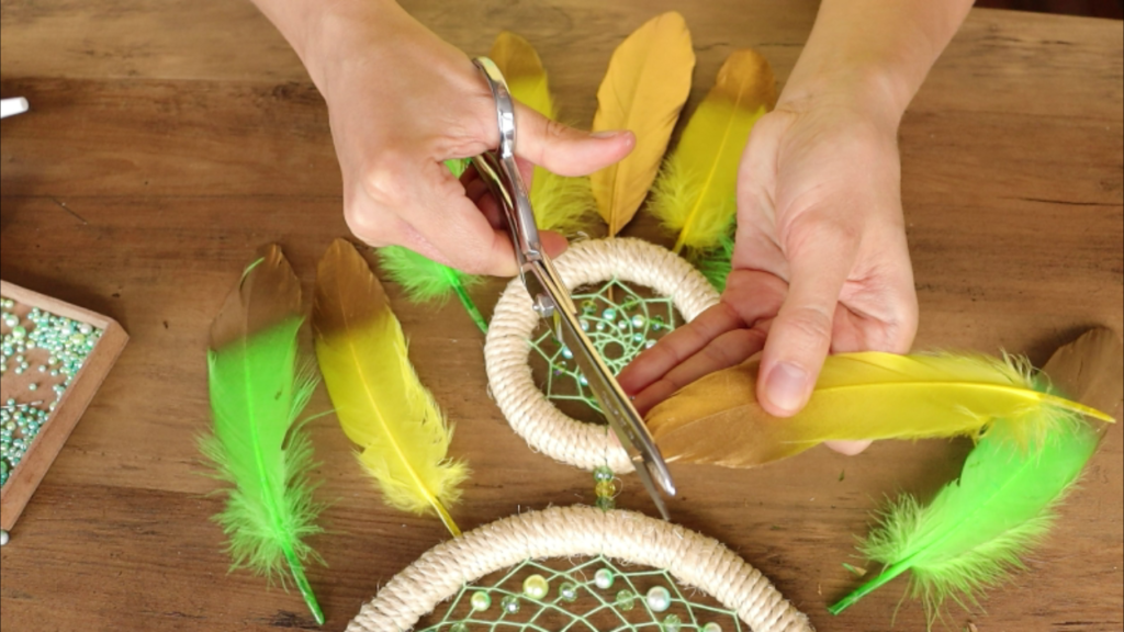 Arreglo de plumas verdes y amarillas para hacer atrapasueños