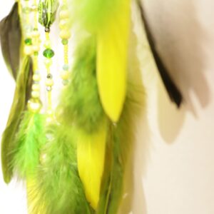 plumas amarillas y verdes en atrapasueños