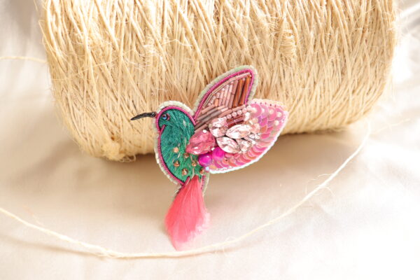 Broche en forma de colibri rosado