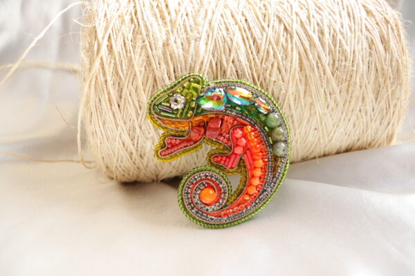 Broche de animal camaleon