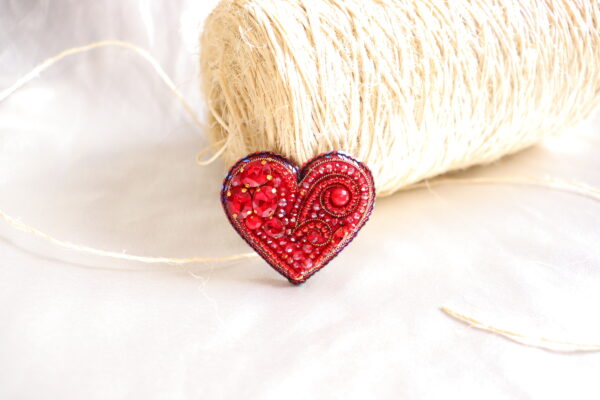 Broche en forma de corazón color rojo