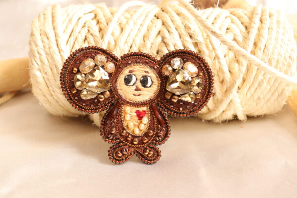 Broche en forma cheburashka