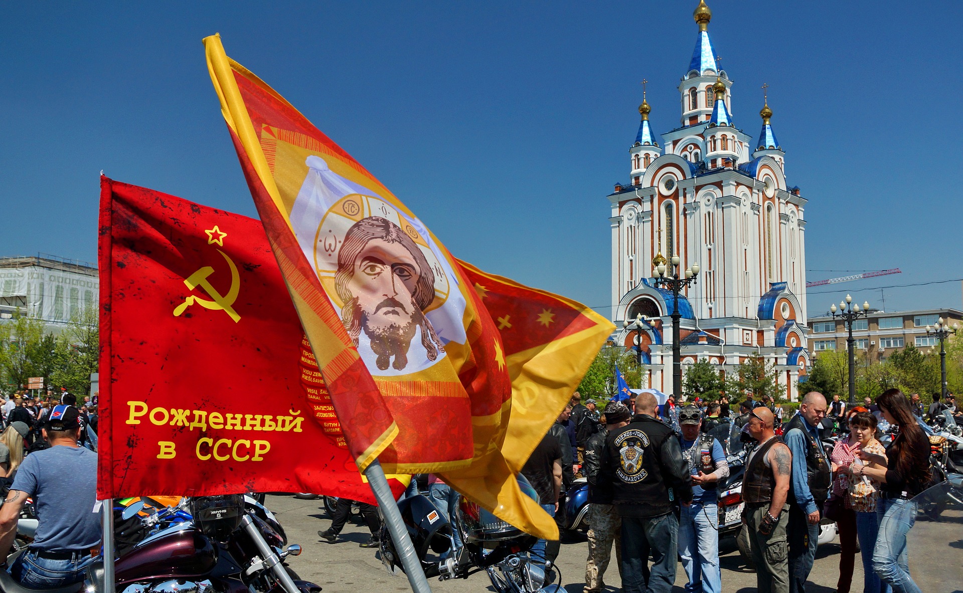 Rusos en Khabarovsk durante demostración con banderas soviéticas