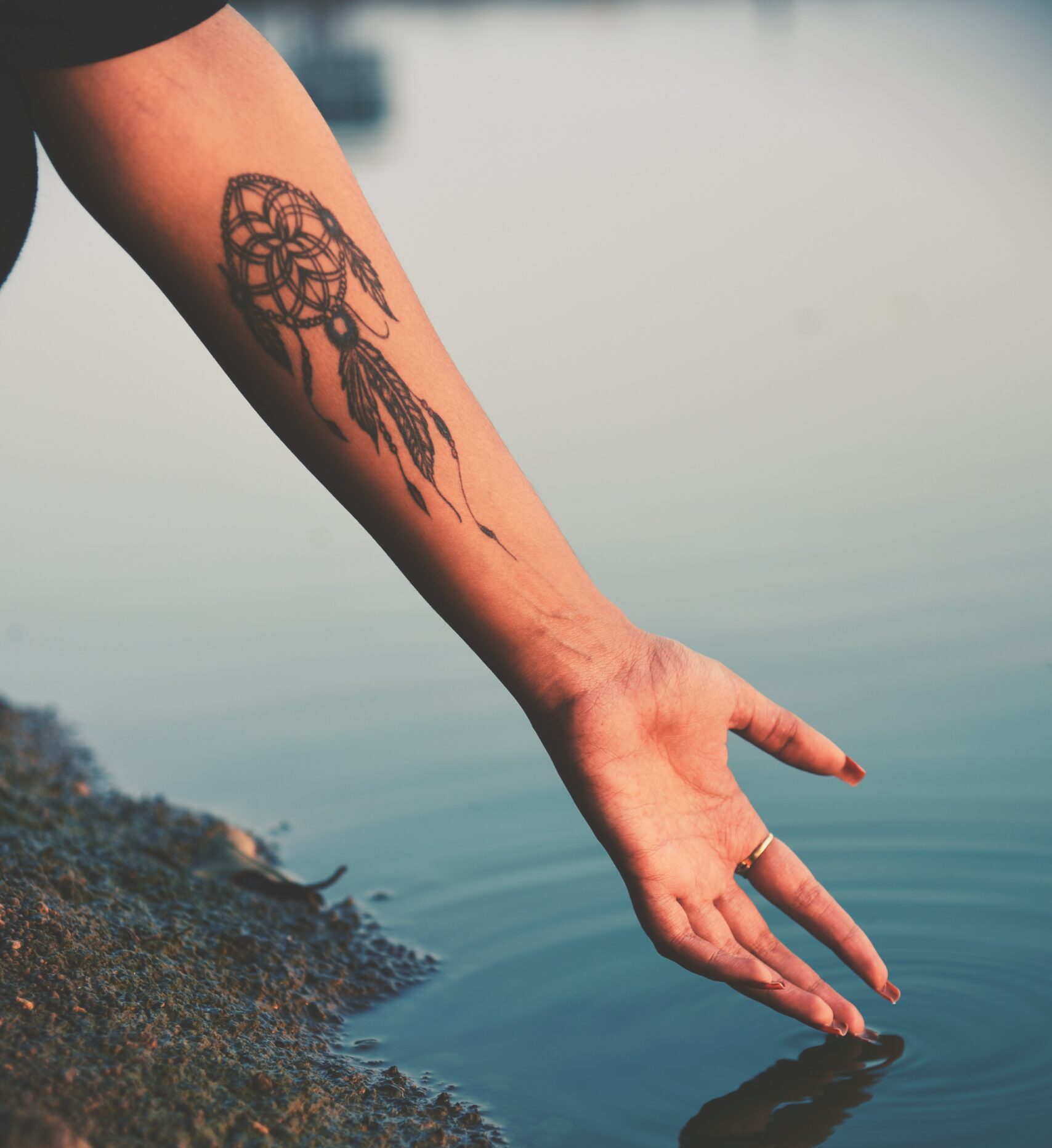 Tatuaje de atrapasueños en el brazo